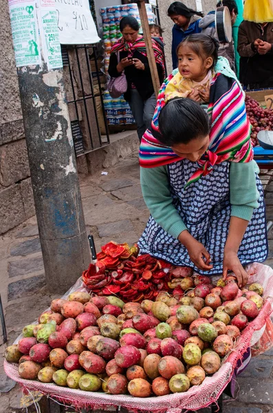 Cusco içinde belgili tanımlık çarşı insanlara — Stok fotoğraf