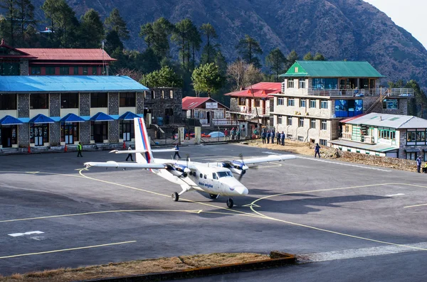 Tenzing-hillary flygplatsen i lukla, nepal. — Stockfoto