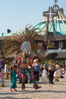 Mexico City, Mexico - 12 Aralık 2016: Guadalupe Bakiresi Günü 'nün kutlanması, Guadalupe Hanımefendisi Bazilikası' nın meydanında onun onuruna bir ayin düzenlendi.