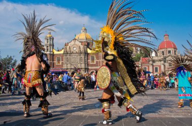 Mexico City, Mexico - 12 Aralık 2016: Guadalupe Bakiresi Günü 'nün kutlanması, Guadalupe Hanımefendisi Bazilikası' nın meydanında onun onuruna bir ayin düzenlendi.