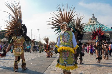 Mexico City, Mexico - 12 Aralık 2016: Guadalupe Bakiresi Günü 'nün kutlanması, Guadalupe Hanımefendisi Bazilikası' nın meydanında onun onuruna bir ayin düzenlendi.