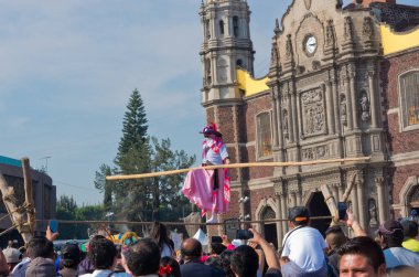 Mexico City, Mexico - 12 Aralık 2016: Guadalupe Bakiresi Günü 'nün kutlanması, Guadalupe Hanımefendisi Bazilikası' nın meydanında onun onuruna bir ayin düzenlendi.