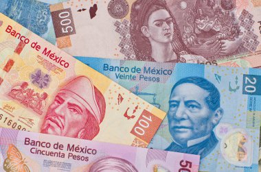 Üst üste para arka plan oluşturan farklı Meksika para faturaları yığılmış.
