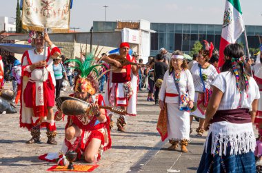 Mexico City, Mexico - 12 Aralık 2016: Guadalupe Bakiresi Günü 'nün kutlanması, Guadalupe Hanımefendisi Bazilikası' nın meydanında onun onuruna bir ayin düzenlendi.