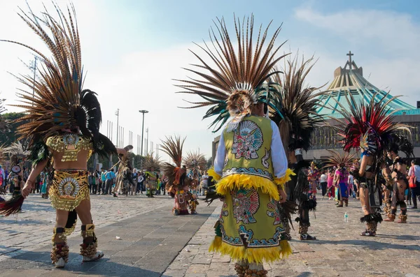 Mexico City, Mexico - 12 Aralık 2016: Guadalupe Bakiresi Günü 'nün kutlanması, Guadalupe Hanımefendisi Bazilikası' nın meydanında onun onuruna bir ayin düzenlendi.