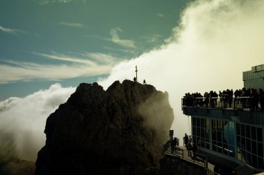 Almanya 'nın tepesinde Zugspitze, güzel dağ manzarası