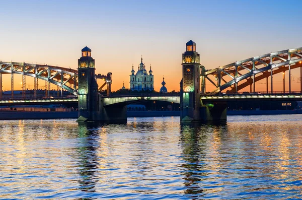 Bolsheohtinskiy bridge en Smolny kathedraal — Stockfoto