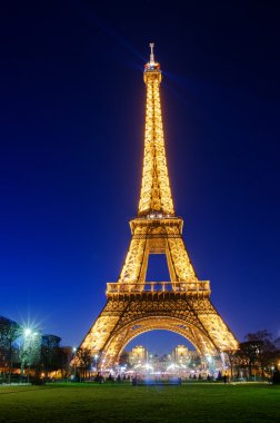 Eyfel Kulesi akşam göster