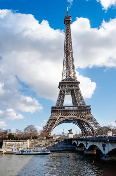 Vista de la Torre Eiffel en París — Foto de Stock