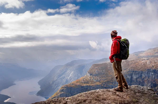 Vue arrière de l'homme dans les montagnes — Photo