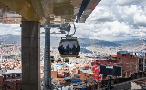 Teleférico transporta pasajeros en La Paz — Foto de Stock