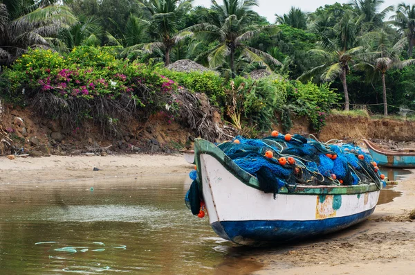 Fischerboot an der Küste gestrandet — Stockfoto