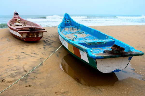 Лодки выброшены на берег — стоковое фото