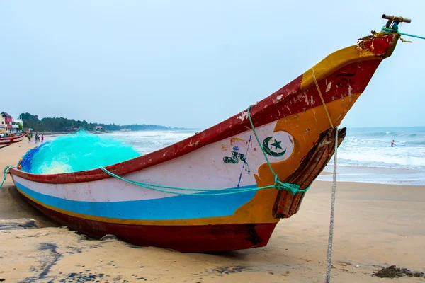 Fishing boat beached along the coast — Stock Photo, Image