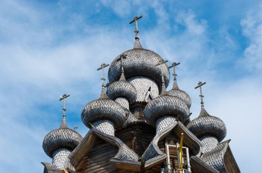 Mavi gökyüzü karşı ahşap kilise