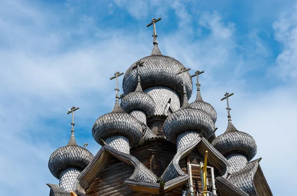 Chiesa di legno contro il cielo blu — Foto Stock