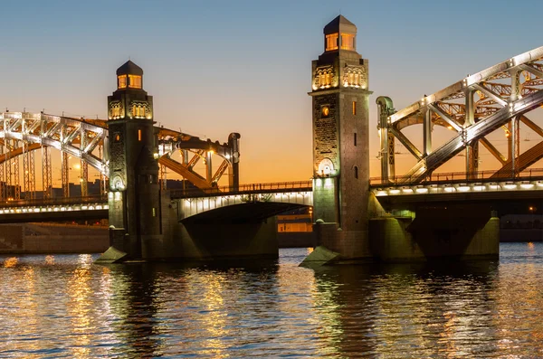 Most Bolsheohtinskiy w godzinach wieczornych — Zdjęcie stockowe