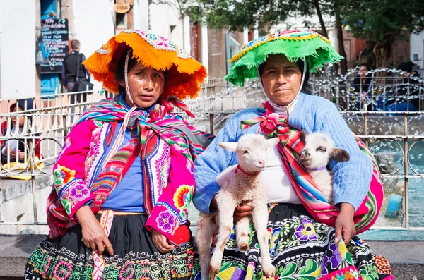 Cuszo, peru - 18 maart 2015: Peruaanse vrouwen in traditionele jurken poseren voor toeristen in cuzco, peru op 18 maart 2015 — ストック写真