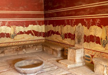 Girit, 27 Ağustos 2023: Minoan Knossos Sarayı 'ndaki taht. Yunanistan 'ın Girit adasındaki ünlü Knossos sarayının antik kalıntıları.