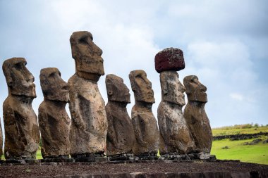 Moai heykelleri - Ahu Tongariki Şili, Şili 'deki Paskalya Adası' ndaki en büyük ahu 'dur.