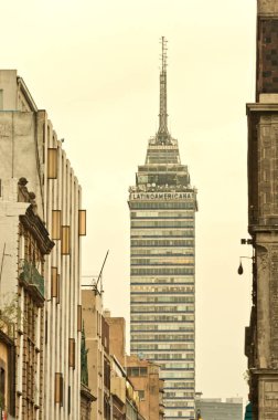 Mexico City, Meksika - 14 Kasım 2016: Görünüm, Torre Latinoamericana (Latin Amerikalı Tower) sokakta Mexico City.