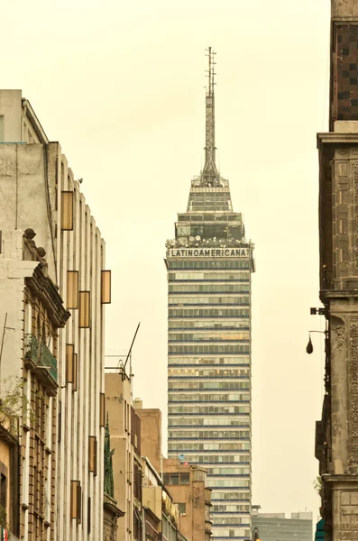 Mexico City, Meksika - 14 Kasım 2016: Görünüm, Torre Latinoamericana (Latin Amerikalı Tower) sokakta Mexico City.