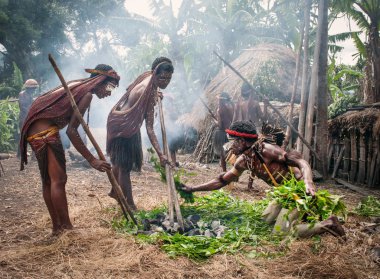 Kimliği belirsiz erkek Papua kabile