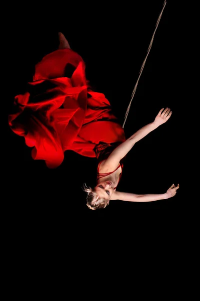 Vrouw gymnast in rode jurk — Stockfoto