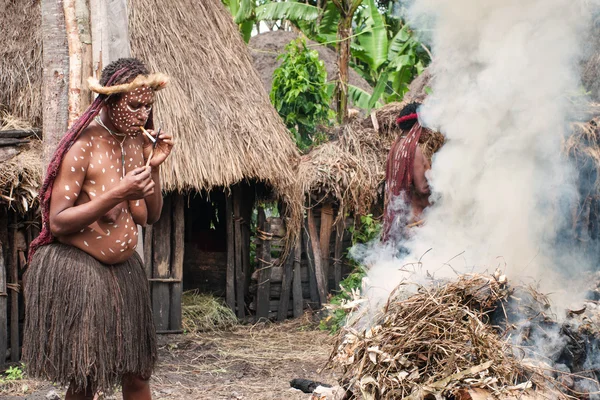 Oidentifierade personer en papuanska stam — Stockfoto