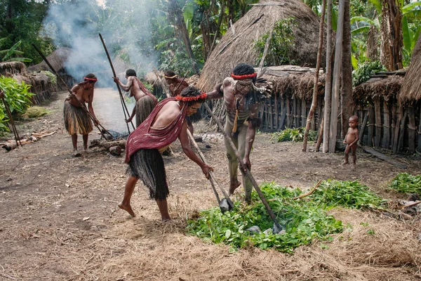 Niezidentyfikowanych mężczyzn z plemienia papuaskie — Zdjęcie stockowe
