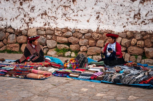 Perulu kadınların geleneksel kıyafetleri giymiş — Stok fotoğraf