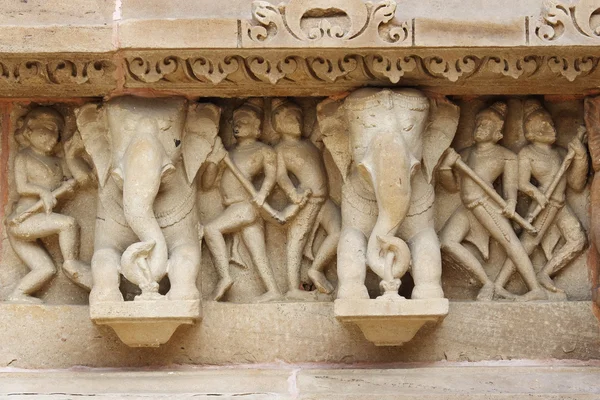Pedra esculpida baixo-relevo no templo hindu — Fotografia de Stock