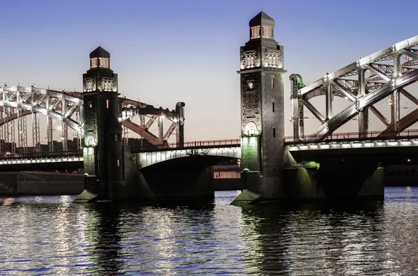Bolsjeohtinskiy bro om aftenen - Stock-foto
