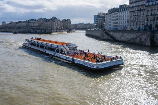 Passeio de barco no rio Sena em Paris — Fotografia de Stock