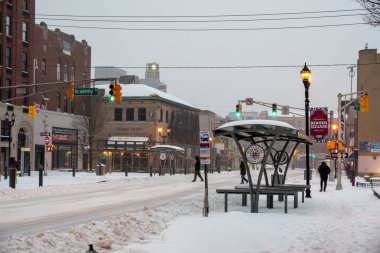 Jersey City, New Jersey, ABD - 25 Ocak 2026: Güçlü bir kar fırtınası sırasında Bergen Meydanı