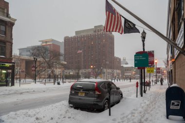Jersey City, New Jersey, ABD - 25 Ocak 2026: Güçlü bir kar fırtınası sırasında Bergen Meydanı
