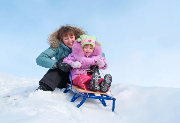 Anne ve kızı sledging — Stok fotoğraf