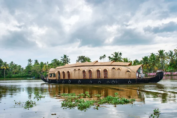 Traditional Indian houseboat — Stock Photo, Image