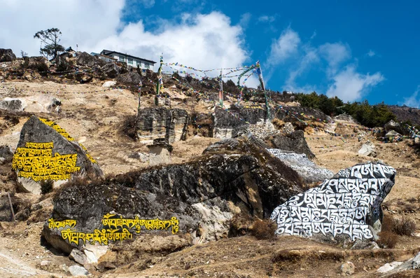 Symboles bouddhistes à Namche Bazar — Photo