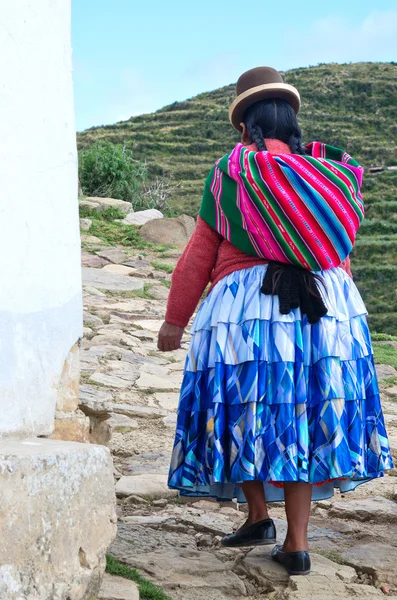 Boliviaanse vrouw in traditionele kleding op de straat — Stockfoto