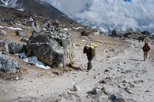 Hamallar taşımak ağır yük, Nepal — Stok fotoğraf