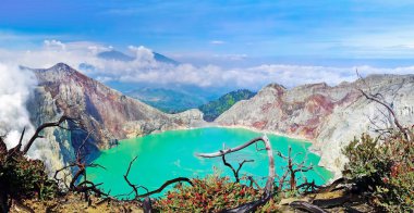 Volkan Ijen'de bir krater Gölü