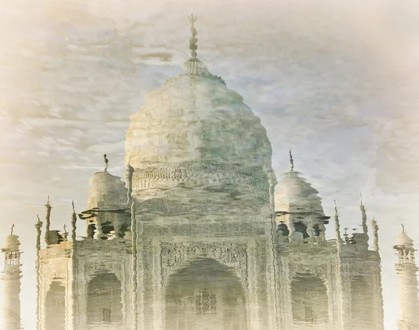 Taj mahal weerspiegeling in water — Stockfoto