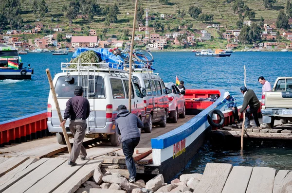 Serviço de balsa no lago Titicaca — Fotografia de Stock