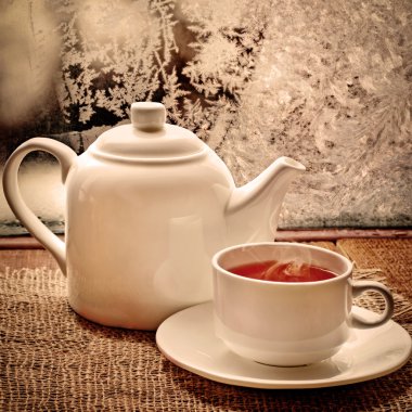 Çay fincanı ve çaydanlık.