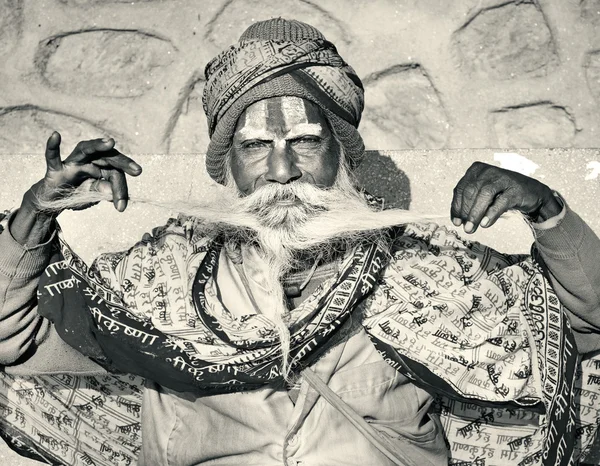 Sadhu com rosto pintado tradicional — Fotografia de Stock