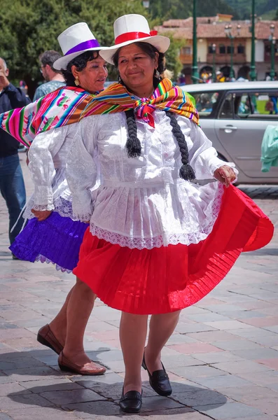 Женщина из Перу в традиционных платьях — стоковое фото