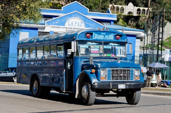 Автобус на вулиці міста Ла-Пас, Болівія — стокове фото