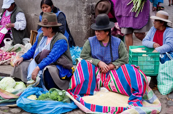 Pessoas não identificadas no mercado em Cusco — Fotografia de Stock