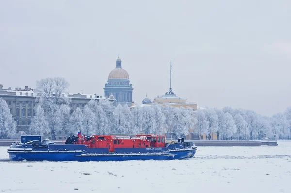 Remolcador de clase hielo en el río Neva —  Fotos de Stock